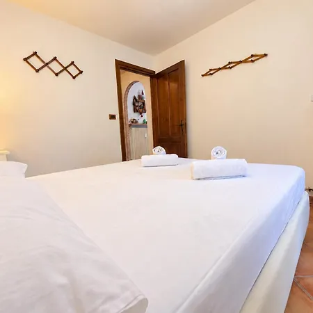 Hostdomus - White Blu Apartment *